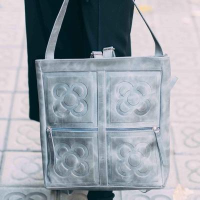 bolso mochila de piel baldosa de Barcelona