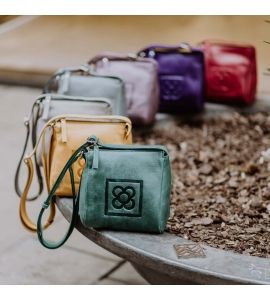 Pyramid shaped bag with the engraving of the Barcelona tile