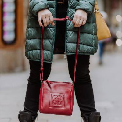 Bolsa pirámide con el grabado de la baldosa de barcelona