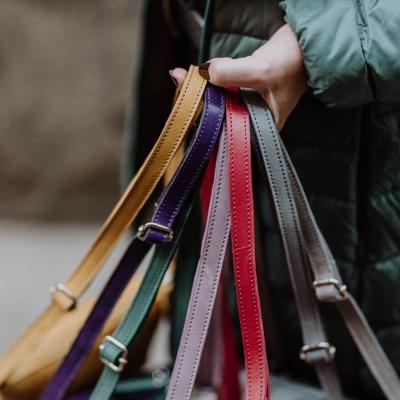 Bolsa de piel pequeña con grabado baldosa barcelona