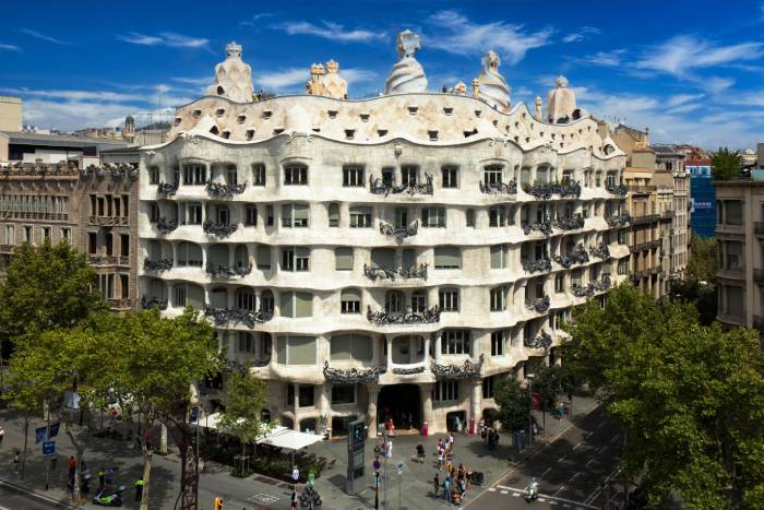 https://www.lapedrera.com/es/visitas/la-pedrera-esencial